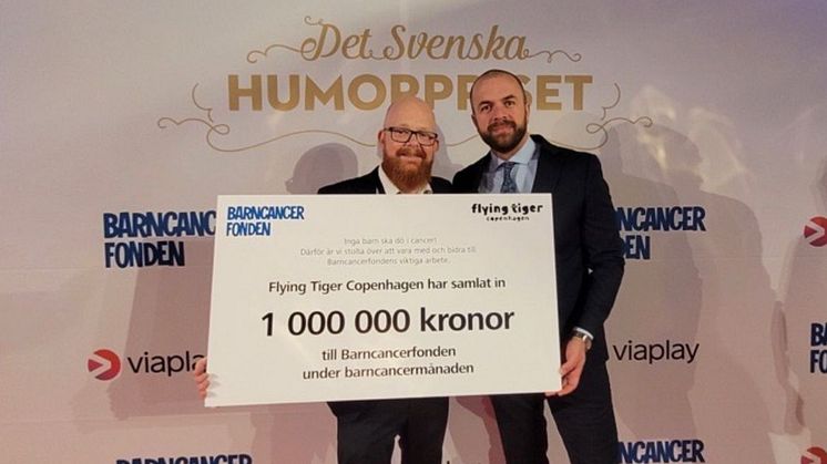 Sverigechefen Arben Rexhepi överlämnar en check till Barncancerfondens generalsekreterare Ola Mattsson under Barncancergalan 