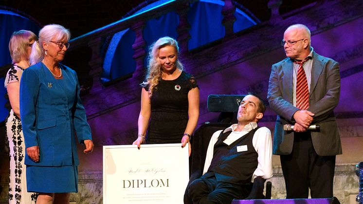 Irene Johansson mottar pris på Störd och stolt galan
