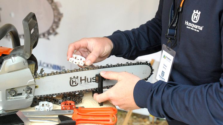 Niklas Sarius demonstrates how the filing template for the Husqvarna X-Cut works. Photo: Elmia AB