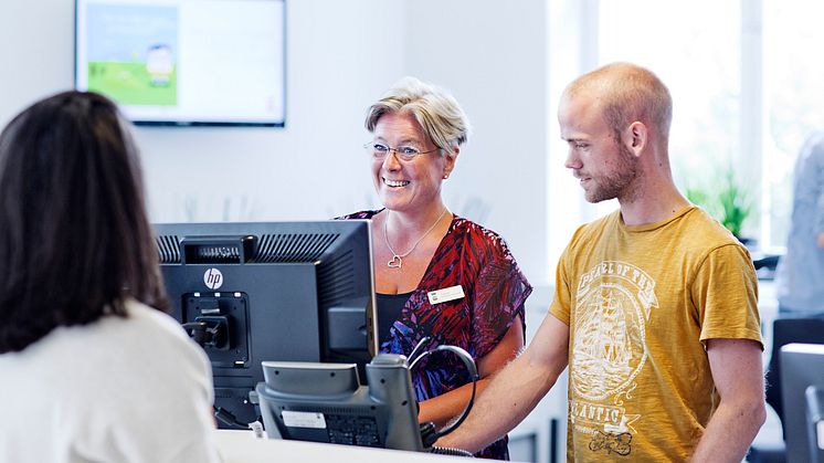 Helsingborgs stad har fått den högsta poäng som någon kommun hittills fått i Kommunkompassen. Här syns medarbetare på Helsingborg kontaktcenter. Foto: Anna Alexander Olsson