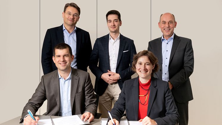 Unterzeichnen die Vereinbarung Dr. Benjamin Merkt (SH Netz) und Britta van Boven (Gasunie), von links: Bert Kiewiet (Gasunie), Justus-Benedikt Dünzen (SH Netz) und Matthias Schulz (Gasunie).
