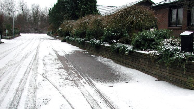 Här syns en misstänkt läcka. Snö har töat bort på ett oväntat sätt på en villagata i Helsingborg. Bild: Öresundskraft
