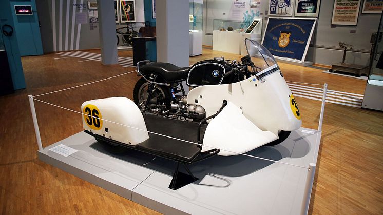BMW-Seitenwagengespann in der Ausstellung "In Bewegung - Meilensteine der Leipziger Sportgeschichte"