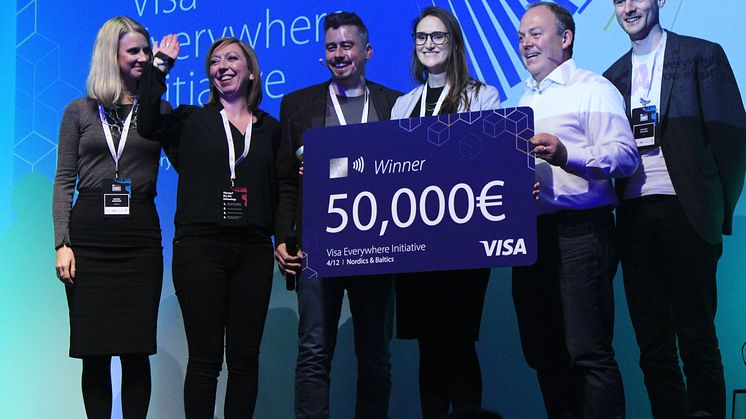 Tuomariston jäsenet Anniina Heinonen (vas.), Majda Nogo, finaalin juontanut Simon Lockwood ja tuomarit Mark Jamison ja Anthony Craufurd (oik.) onnittelivat Aukan edustajaa Lydia Lobbia (kesk.) kilpailun voitosta.