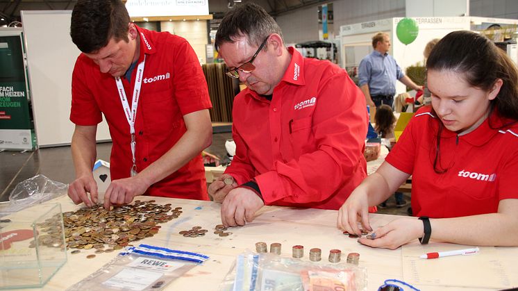Toom Baumarkt unterstützt Bärenherz: Engagierter Einsatz auf der Messe Haus-Garten-Freizeit