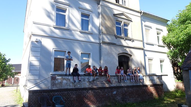 Geschwisterkinder fahren ins Sommerfreizeitcamp nach Oberau