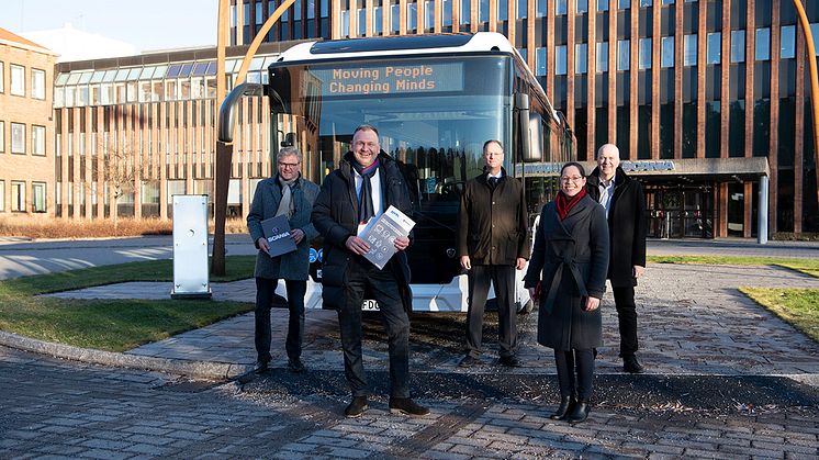 Bild: Christian Fischer, Geschäftsführer Harzer Verkehrsbetriebe GmbH; Jens Ludwigkeit, Key Account Manager Bus & Coach, Scania; Alexandra Wilbs, Area Manager Bus & Coach Sales, Scania; Hakon Björk, Commercial Director, Scania; Jonas Strömberg, Susta