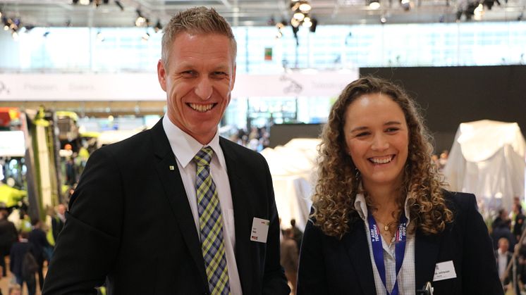 CLAAS Sverigechef Henrik Hesby tillsammans med Jordbruksakutellts Katarina Johnsson. 