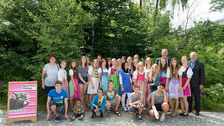 Foto Platz 2: Klasse 7c der Staatlichen Realschule Schöllnach gemeinsam mit dem Leiter der NaturVision Filmtage Ralph Thoms (rechts außen) und Christoph Henzel, Bayernwerk AG, Leiter Kommunalmanagement.