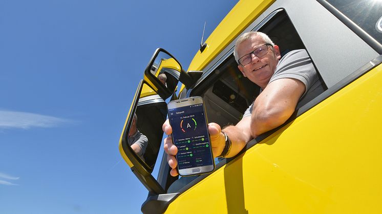 Peter Hensel, Lkw-Fahrer bei der Hüer Transport und Logistik GmbH in Münster,  hat mit der Scania Fleet App seine Verbrauchsdaten im Blick.