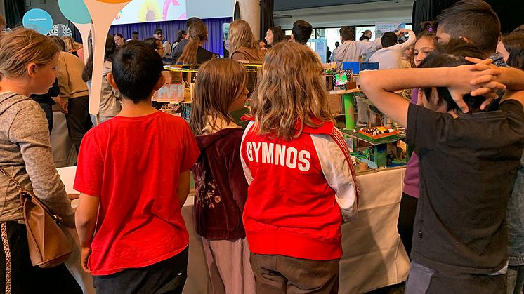 Elever framför sina innovationer på InnoCarnival
