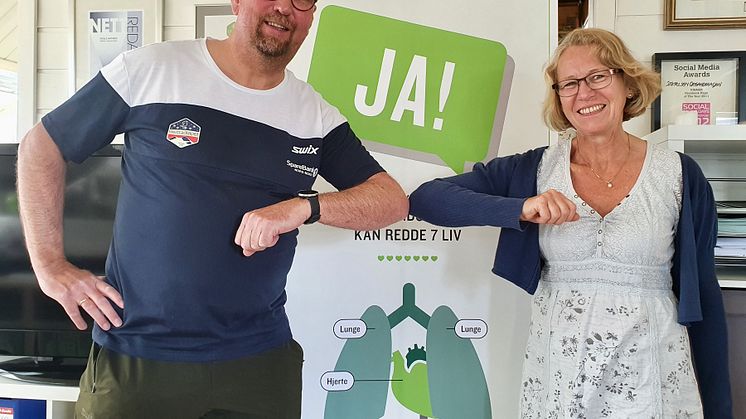 Daglig leder i Reistadløpet, Ivar Holand og Hege Lundin Kuhle, daglig leder i Stiftelsen Organdonasjon under signering