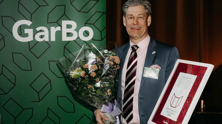 Roger H Germer, verksamhetsledare för Hållbar byggbransch, tar emot pris för Årets Branschsamarbete 2023. Fotograf Linda Eliasson