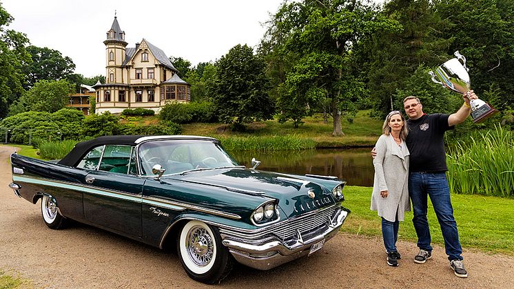 Grönskan i Ronneby Brunnspark har länge varit en fin inramning av Nostalgia Festival och tävlingen Sveriges Snyggaste Bil. Morgan Eriksson vann tävlingen förra året med sin Chrysler New Yorker 1957 – Sveriges Snyggaste Bil 2023.