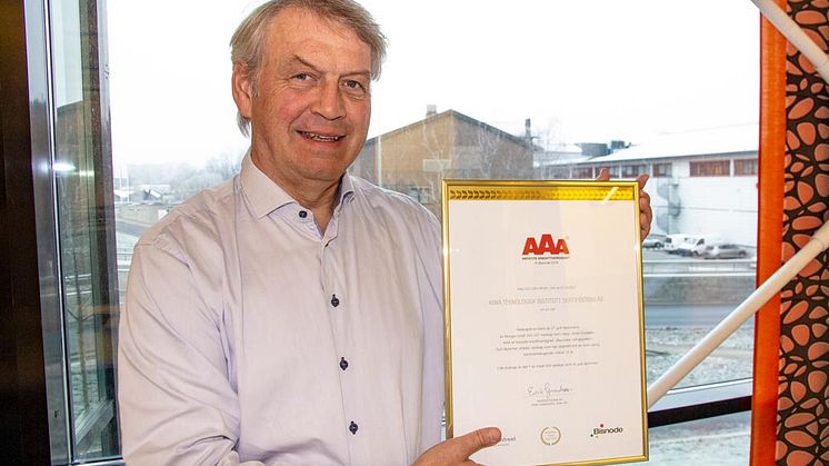 Daglig leder i Kiwa Teknologisk Institutt Sertifisering AS Jørn Are Granerud er fornøyd med å bli tildelt diplom for høyeste kredittverdighet.