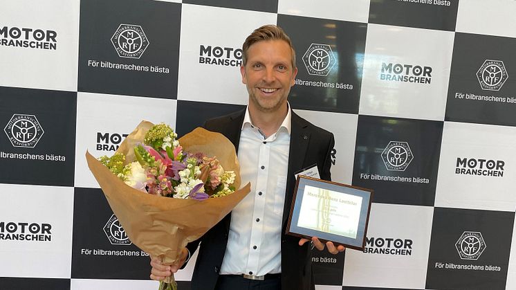 Jens Tittel är chef för Mercedes-Benz Lastbilar i Sverige. Här får märket för fjärde gången av fem möjliga ta emot priset för Årets Bästa Generalagent.