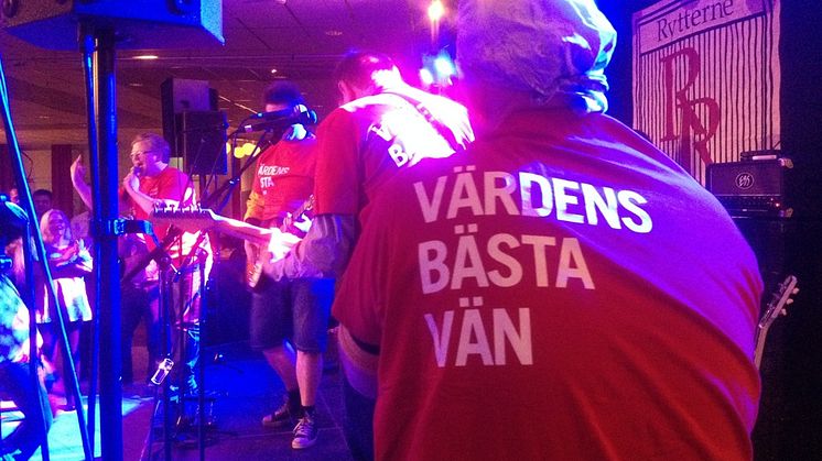 Aptus värdens-bästa-vän-tshirt på scen.