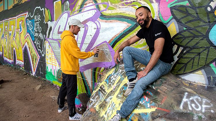 Fritidsledarna Magnus Wickberg och Obed Chávez Cuero lär ut graffiti i Bergsjön första veckan på sommarlovet.