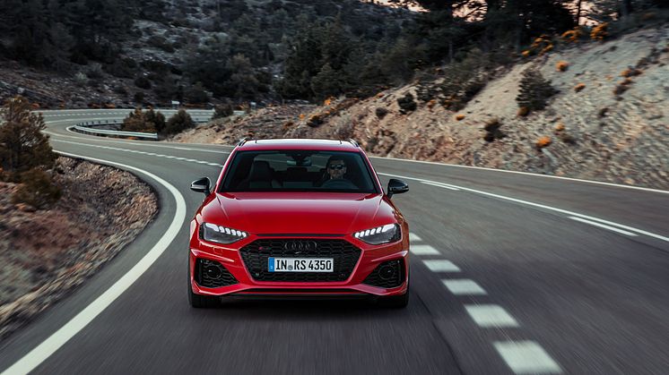 Audi RS 4 Avant (tangorød)