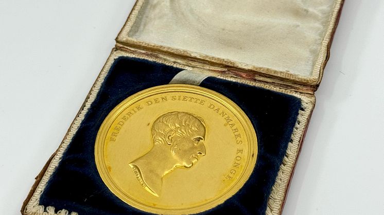 Kongens helbredelse, 1822, Conradsen, B 93, 47 mm - guldmedaille i original æske.jpeg