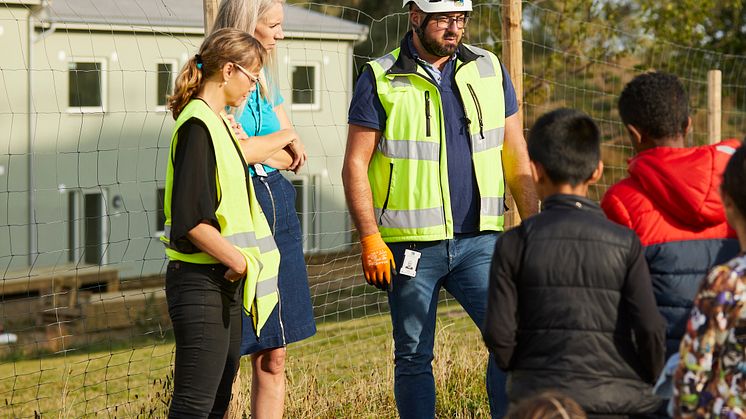 Barn från Rosengårdsskolan på besök på projektet BoKlok Botildenborg, Västra Kattarp, Malmö. 