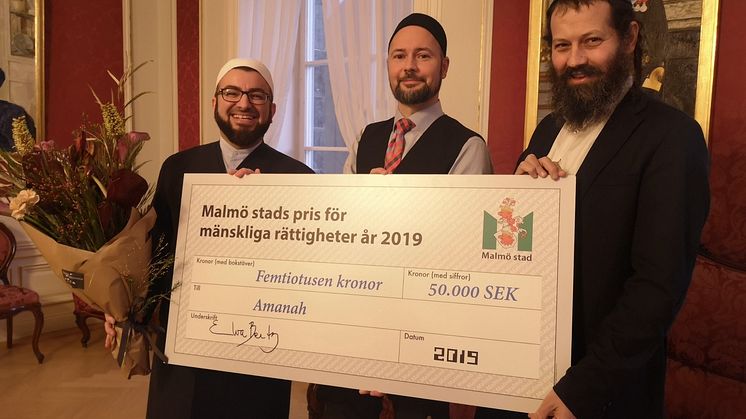 Imam Salahuddin Barakat, Ibn Rushds verksamhetsutvecklare Andreas Hasslert och rabbin Moshe-David Hacohen vid utdelningen av Malmö Stads pris för mänskliga rättigheter 2019. 