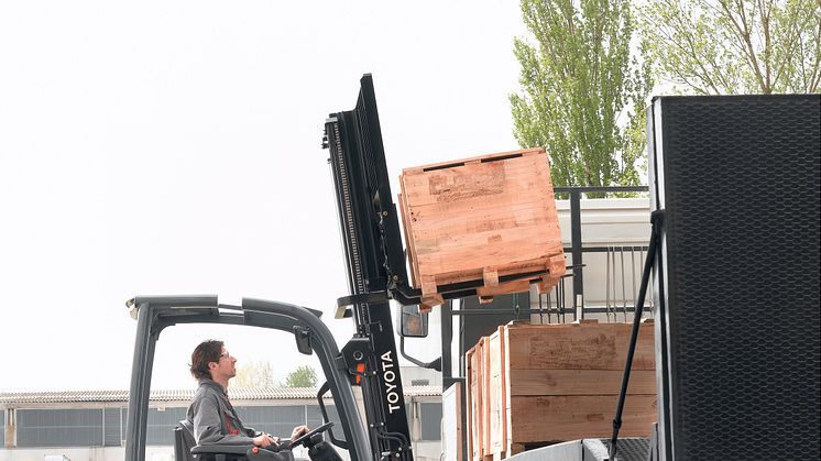 Inspelningen av Johan Falk rullar med hjälp av truckar hyrda från Toyota