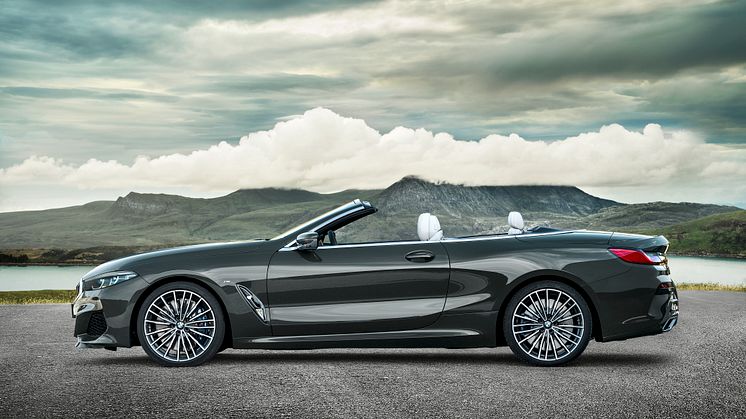 BMW 8-sarjan Cabrio, katto auki