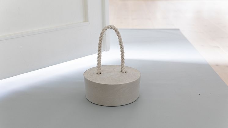 Med vår DIY-beskrivning, Finbetong och en hink gjuter du enkelt en användbar dörrstopp som är både personlig och vacker.