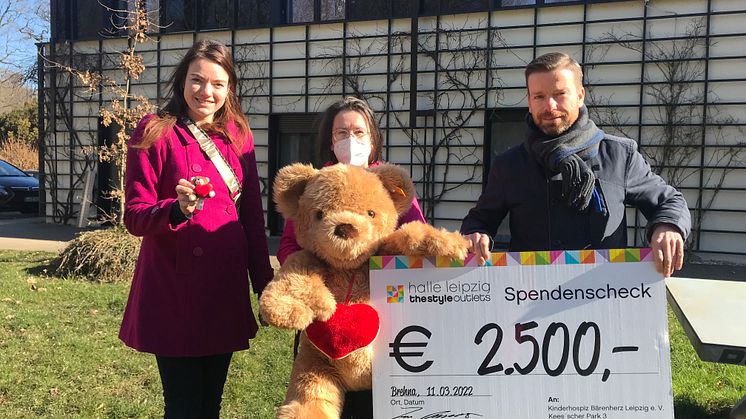 Winnie Vorfeld, Kerstin Stadler und Jans Kahlow, Center Manager päsentieren stolz den Spendenscheck