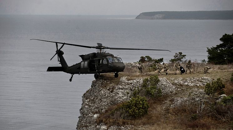Svenska specialförbandsoperatörer ilastar helikopter 16, Blackhawk under en övning på Gotland.