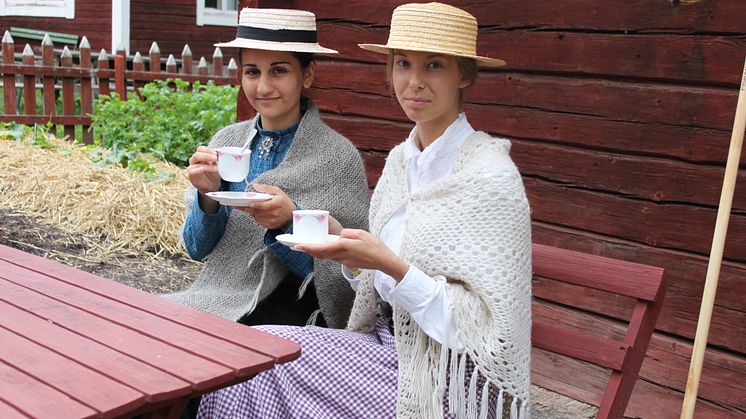 Lärarinnorna tar en kaffetår (på Vallby Friluftsmuseum) 