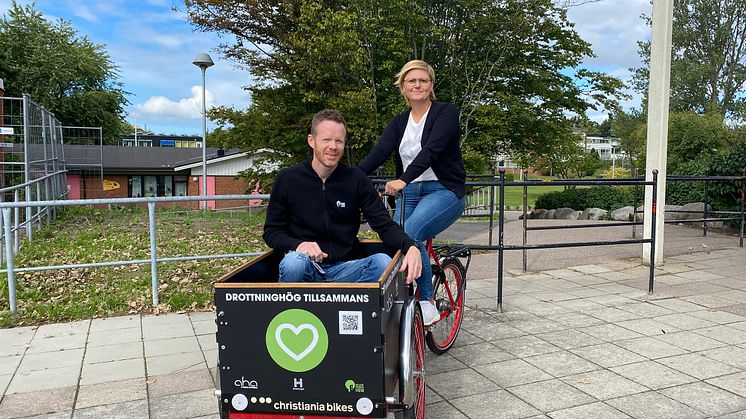 Emila Bisanovic och Pär Gustavsson ska intervjua drygt 200 drottninghögsbor om hur området kan utvecklas.