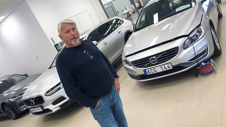 Tommy Kvarnström, vd Henningsons El i den nyöppnade anläggningen Rolf Ericsson bil i Falun.