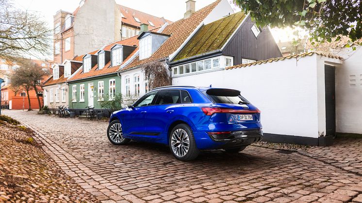 Audi Q8 e-tron (Ultrablå metallak)