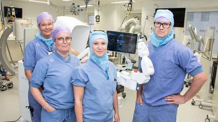 Överläkare Lukas Bobinski med operationssköterskan Anna Mamhidir, undersköterskan Sara L Gunnarsson och anestesisjuksköterskan Malin Ödling Davidsson ser fram emot de första operationerna nästa vecka.
