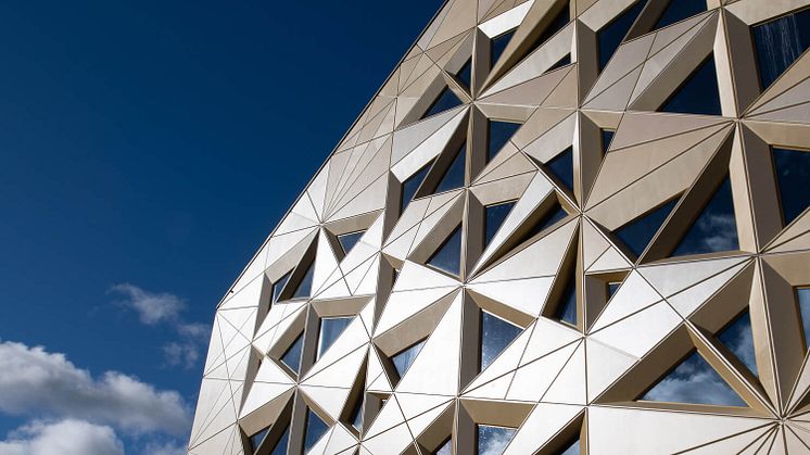 Juvelens gyllene betongfasad glittrar i solskenet Foto: Strängbetong/BaraBild