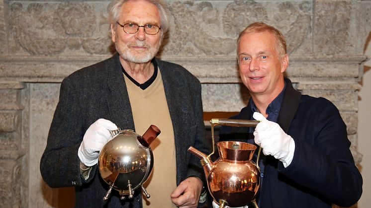 Dr. Olaf Thormann (r.), Museumsdirektor, präsentiert den Ankauf mit Werner Bünck