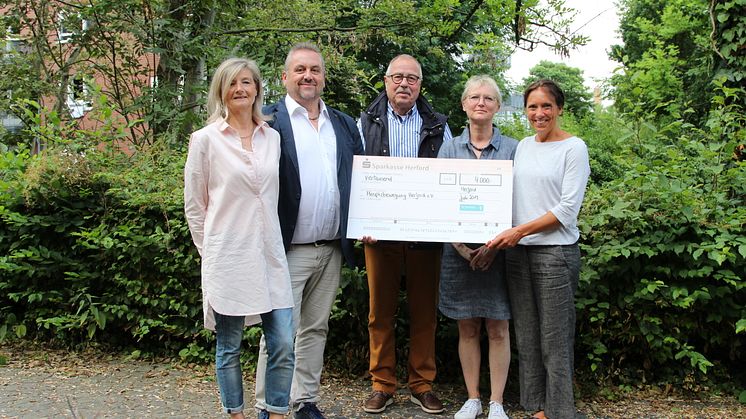 Belegschaft und Unternehmensleitung der WWE-Gruppe für die Hospizbewegung Herford (v. l.): Manuela Gallwas und Roland Bartelheimer, beide Betriebsräte WWE, ManfredThielicke, 2. Vors., Susanne Dieckmann, Dr. Kerstin Volland, Hospizbewegung