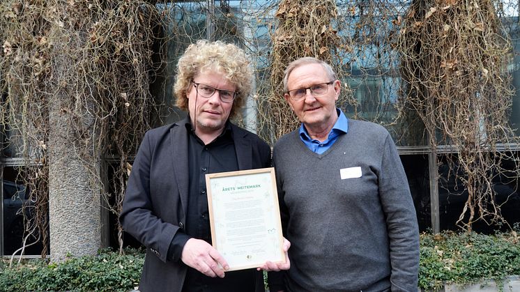 Dag Jørund Lønning fikk hedersprisen Årets Meitemark 2019. Her sammen med styreleder i Økologisk Norge, Jostein Trøite. Foto Lotte Shephard