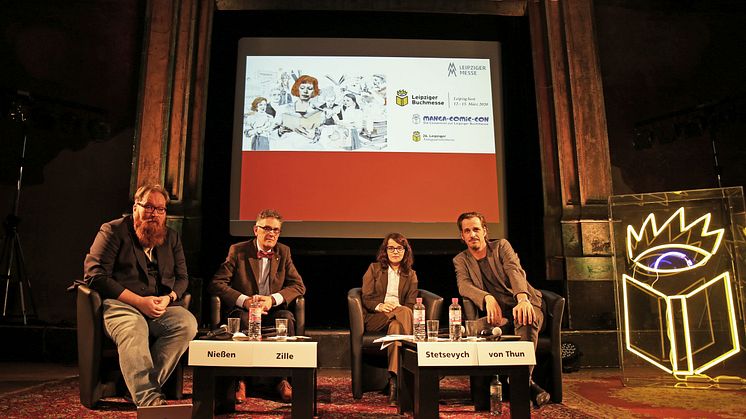 Moderator Claudius Nießen, Buchmessedirektor Oliver Zille, Kuratorin Kateryna Stetsevych und Schauspieler Max von Thun (v.l.) geben Einblicke in die Leipziger Buchmesse 2020 - Foto: Sarah Stollberg