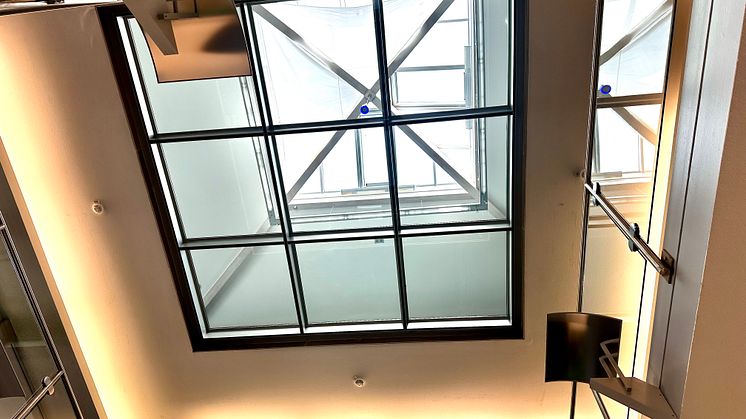 Die neue Stahlunterkonstruktion mit ihren neun Feldern für die Glasscheiben bringt viel Licht ins Gebäudeinnere und erhellt auch die tiefer liegenden Büro- und Besprechungsräume. 