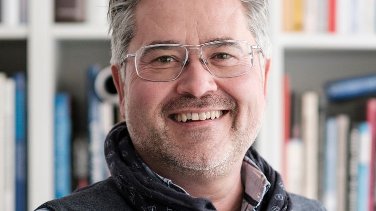 Erol Gurian ist Fotograf, Fotojournalist und Dozent. Er unterrichtet unter anderem an der renommierten Deutschen Journalistenschule und ist Dozent an der Universität Hildesheim. 