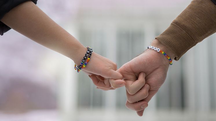 Stötta Ung Cancer genom att köpa deras armband ombord på MTR Express. Fotograf: Mika Ågren