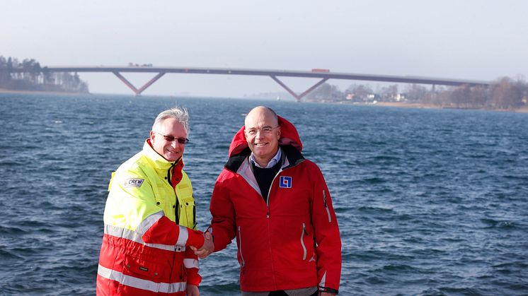 Frivillige sjöräddaren och stationsansvarige Håkan Andersson och Länsförsäkringar Östgötas vd Stefan Nyrinder i Motala hamn. Foto: Peter Jigerström