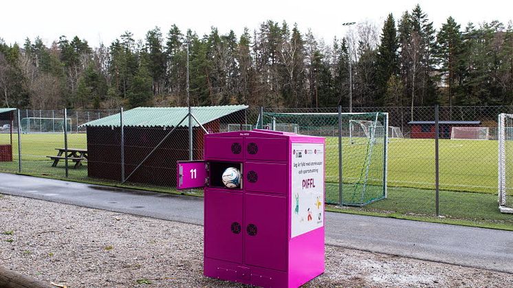 Lådor med sportutrustning bidrar till uteaktiviteter i Sollentuna kommun 