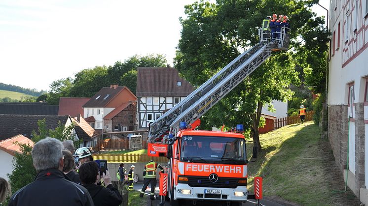 Die Drehleiter der Feuerwehr aus Bad Hersfeld kam bei der Übung am Herzberghaus zum Einsatz. 