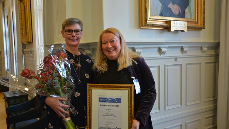 Mikaela Lennvig och verksamhetschefen Maria Bergström tar emot arbetsmiljöpriset 2019.