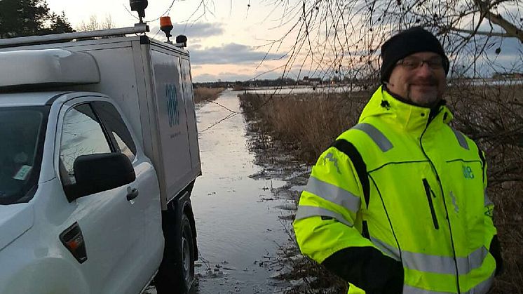 Göran, montör, ser till att vår kunds kunder i Skanör får tillbaka strömmen efter nyårsstormens härjningar.