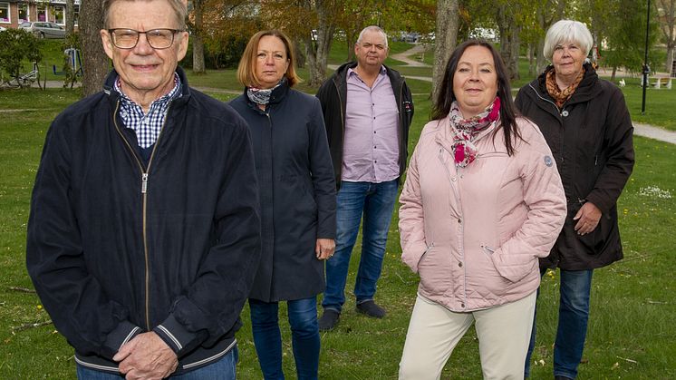 Här står majoritetens representanter i Nora kommunfullmäktige, tillsammans men med viss distans. Fr v John Sundell (KD), Solveig Oscarsson (S), Tom Rymoen (M), Susanne Forsberg (C) och Birgitta Borg (L). Foto: Susann Rickan 